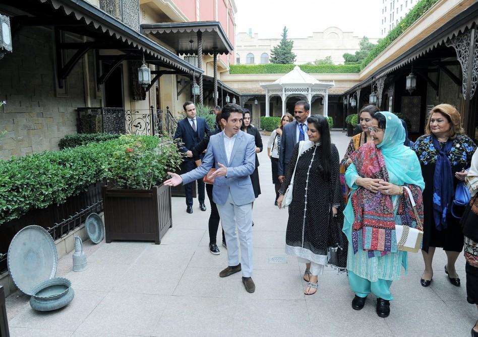 Pakistani PM’s spouse visits Azerilma carpet gallery [PHOTO]