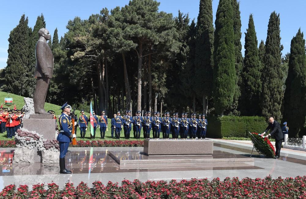 President Aliyev visits grave of national leader Heydar Aliyev [PHOTO]