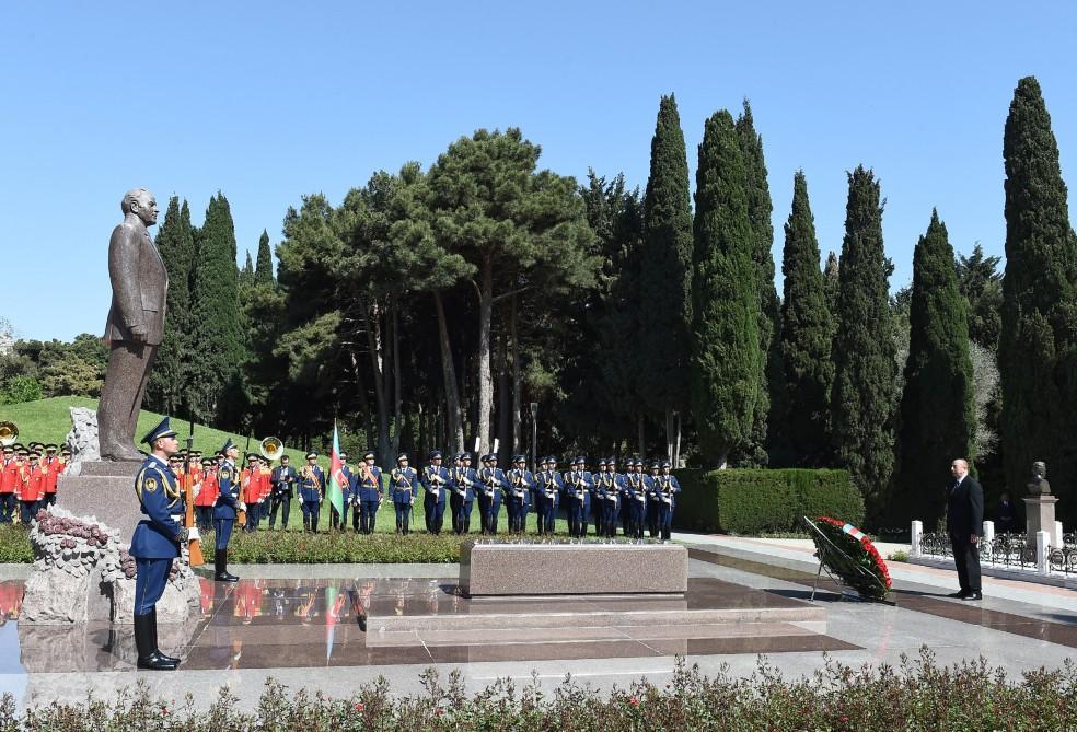 President Aliyev, First Lady visit grave of Azerbaijani National Leader [PHOTO]