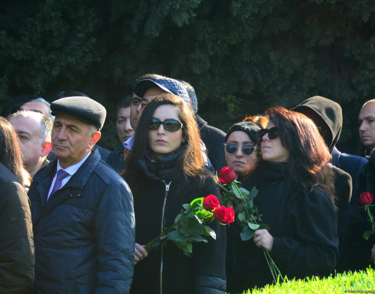 Azerbaijani public reveres memory of great leader Heydar Aliyev [PHOTO]