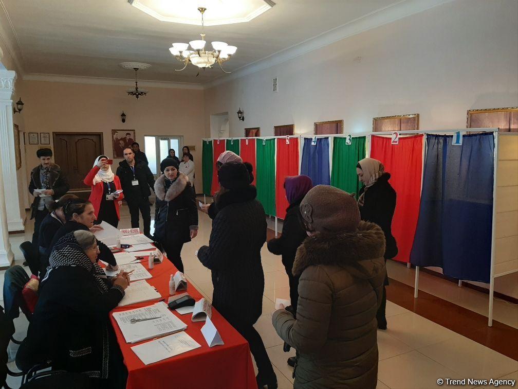 Azerbaijani people voting in parliamentary elections [PHOTO]