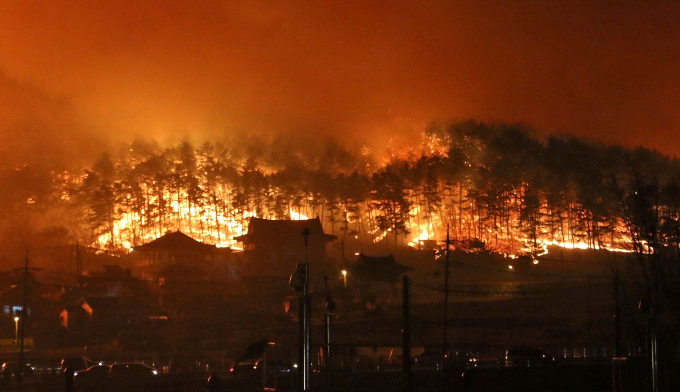 Wildfire in southern Spain forces town evacuation; three hurt