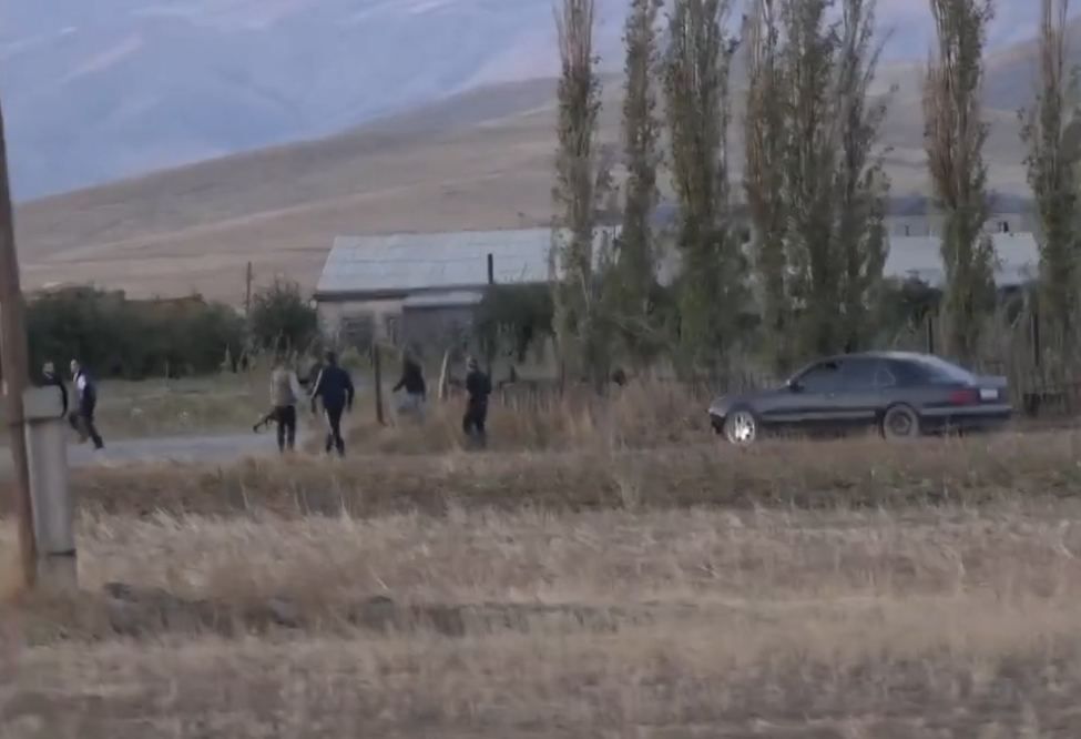 Armenians fleeing from Zod village on border with Azerbaijan's Kalbajar [VIDEO]