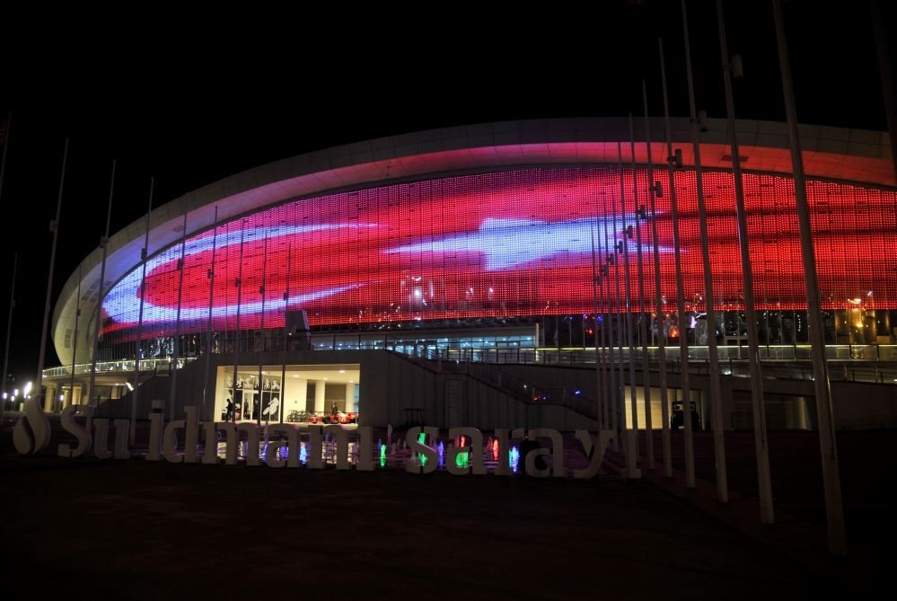 Baku Water Sports Palace illuminated with Turkish flag [PHOTO]