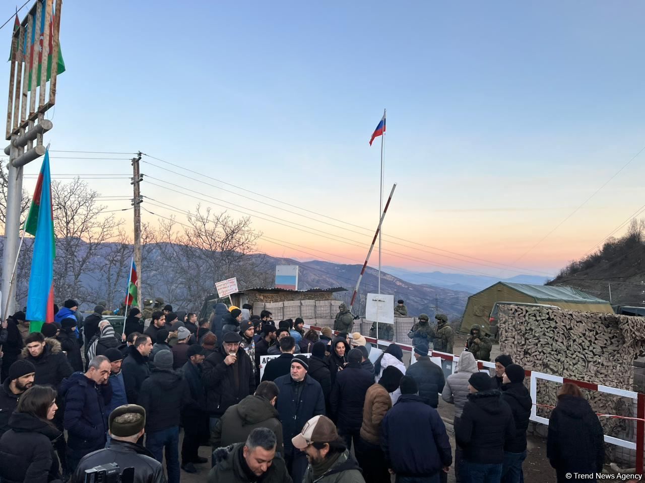 Azerbaijanis continue protests near Shusha for third day [PHOTO]