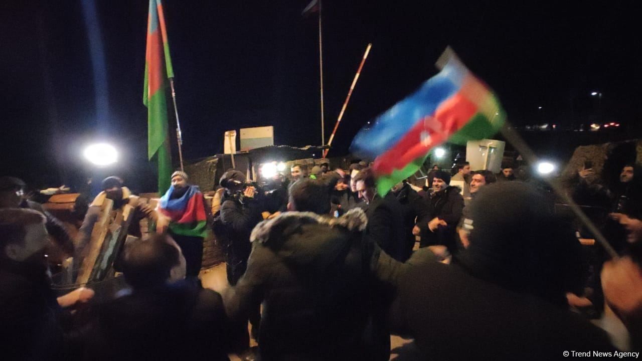 Peaceful protesters once again sing national anthem of Azerbaijan near Shusha [PHOTO/VIDEO]