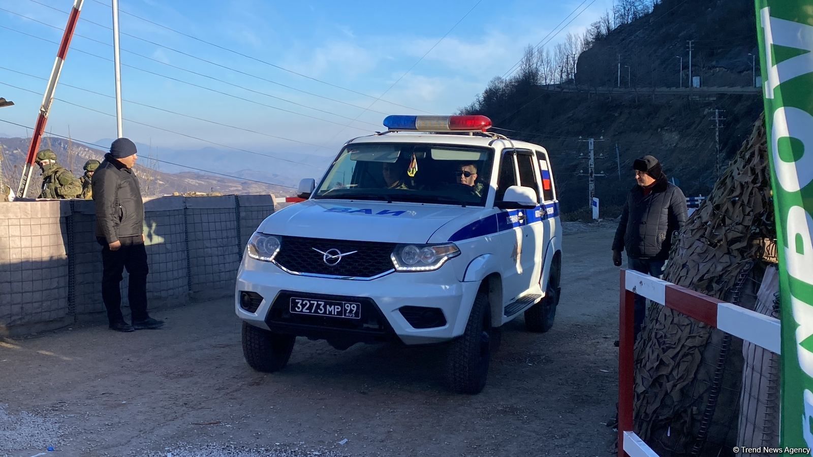 Another vehicle of Russian peacekeepers passes freely along Azerbaijan's Lachin-Khankandi road [PHOTO/VIDEO]