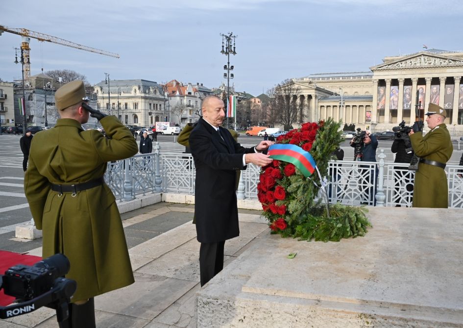 President Ilham Aliyev pays homage to grave of Unknown Soldier in Budapest [PHOTO/VIDEO]