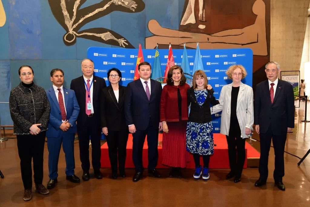 Azerbaijan displays its art examples at UNESCO HQ