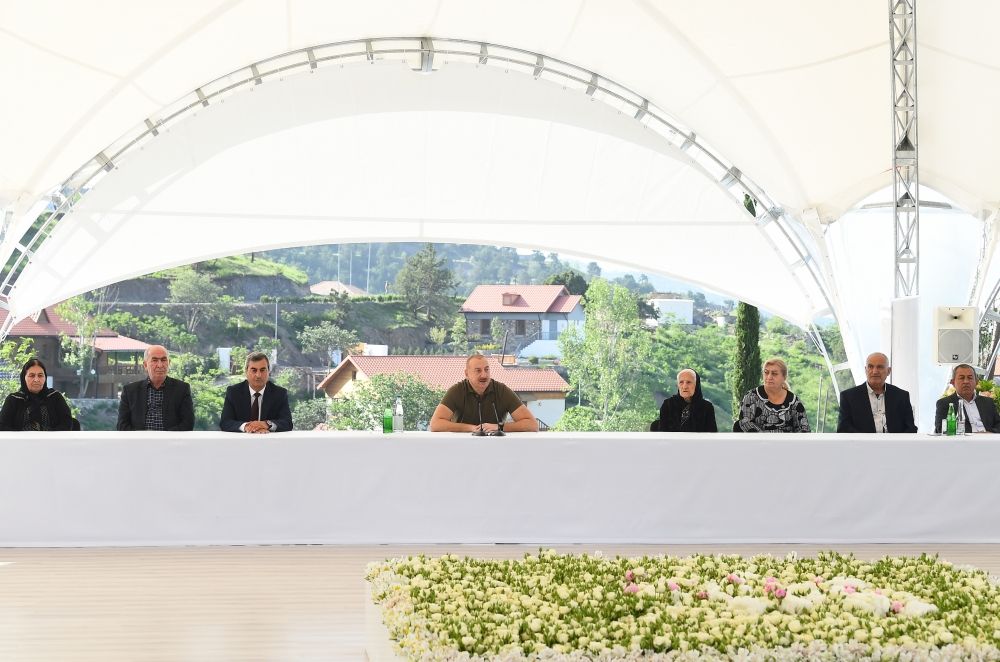 Azerbaijani President meets with people who returned to city of Lachin and presents house keys to them [PHOTOS/VIDEO]