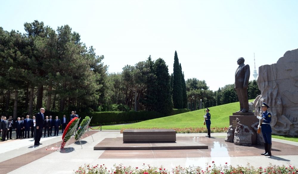 President Recep Tayyip Erdogan visits grave of National Leader Heydar Aliyev [PHOTOS]