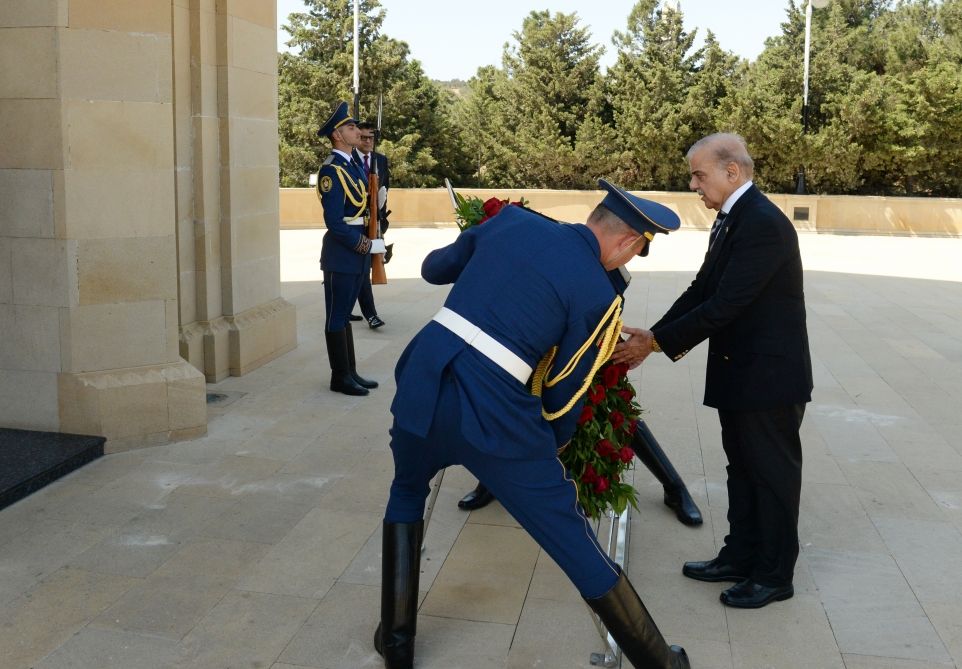 Pakistani Prime Minister visits Alley of Martyrs [PHOTOS]