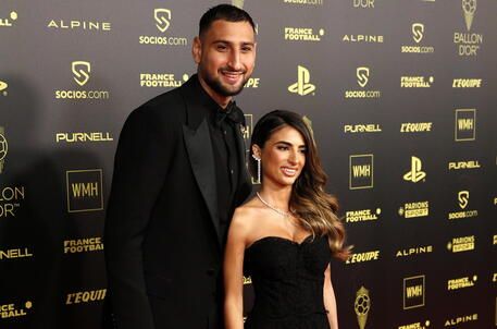 Italy goalkeeper Donnarumma robbed in Paris home