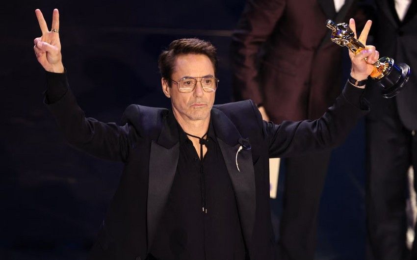 Robert Downey Jr. wins Oscar for Best Supporting Actor