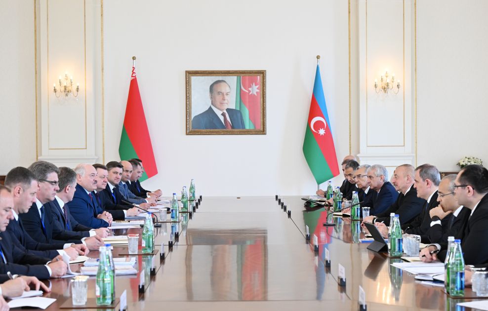 President Ilham Aliyev holds expanded meeting with President Aleksandr Lukashenko [PHOTOS]