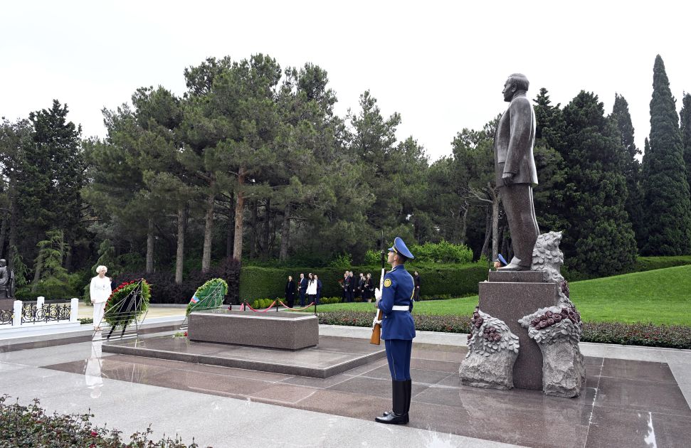 Latvian parliamentarians pay tribute to National Leader, Azerbaijani heroes [PHOTOS]