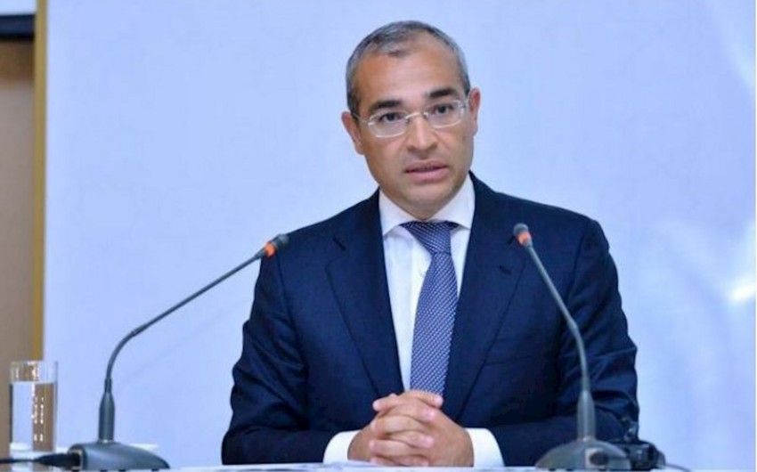 Azerbaijan's Minister of Economy Mikayil Jabbarov congratulates medical personnel