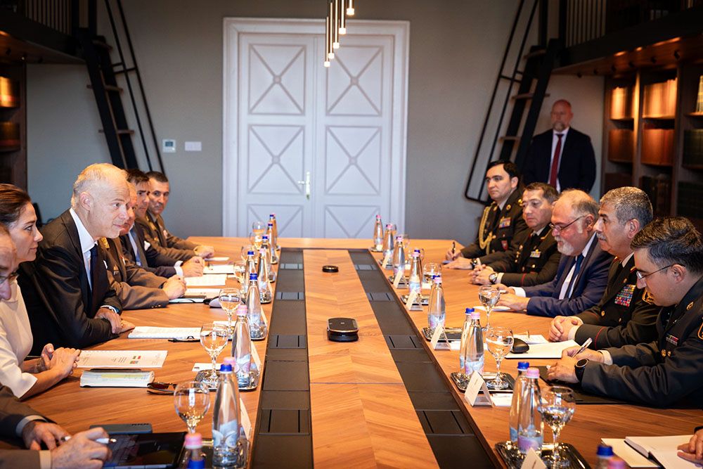 Azerbaijan Defense Minister meets with Hungarian counterpart in Budapest [VIDEO]