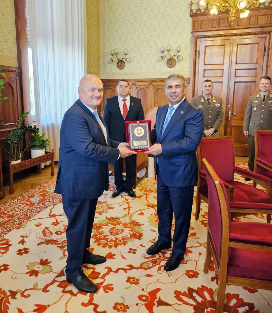 Azerbaijan Defense Minister meets with Vice President of Hungarian National Assembly
