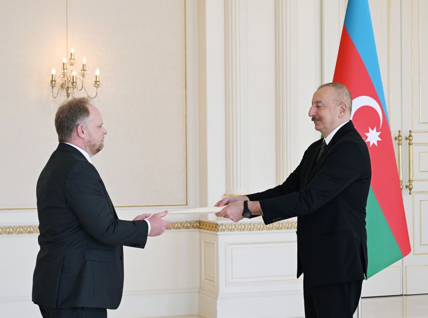 President Ilham Aliyev receives credentials of incoming ambassador of Canada [PHOTOS/VIDEO]