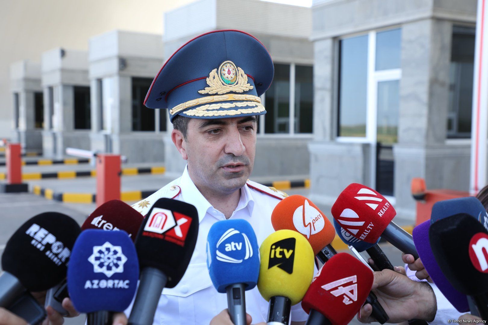 Azerbaijan discloses its only accessible land border crossing location