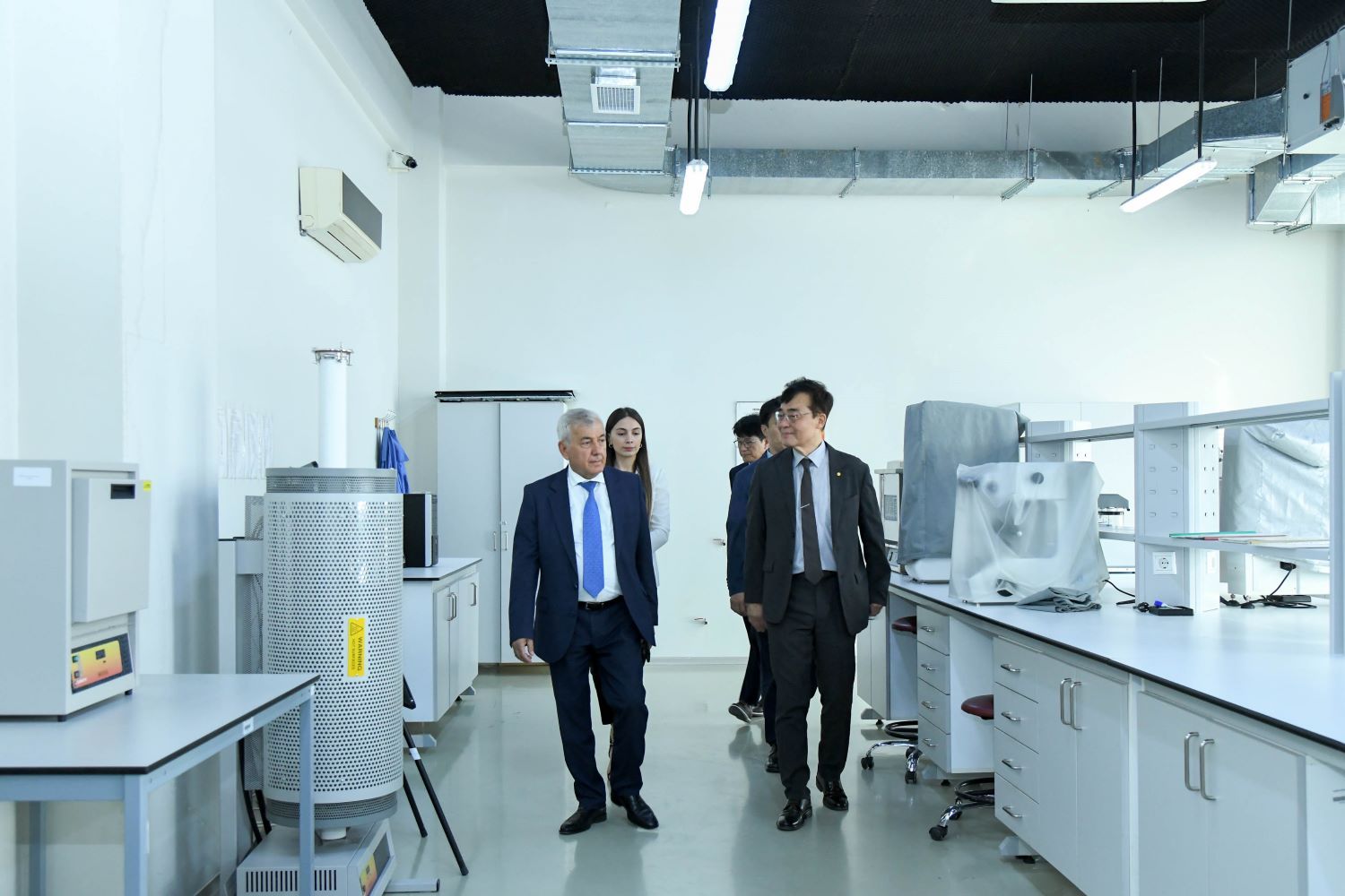 Rector of Korea's INHA University gets acquainted with laboratories of BEU