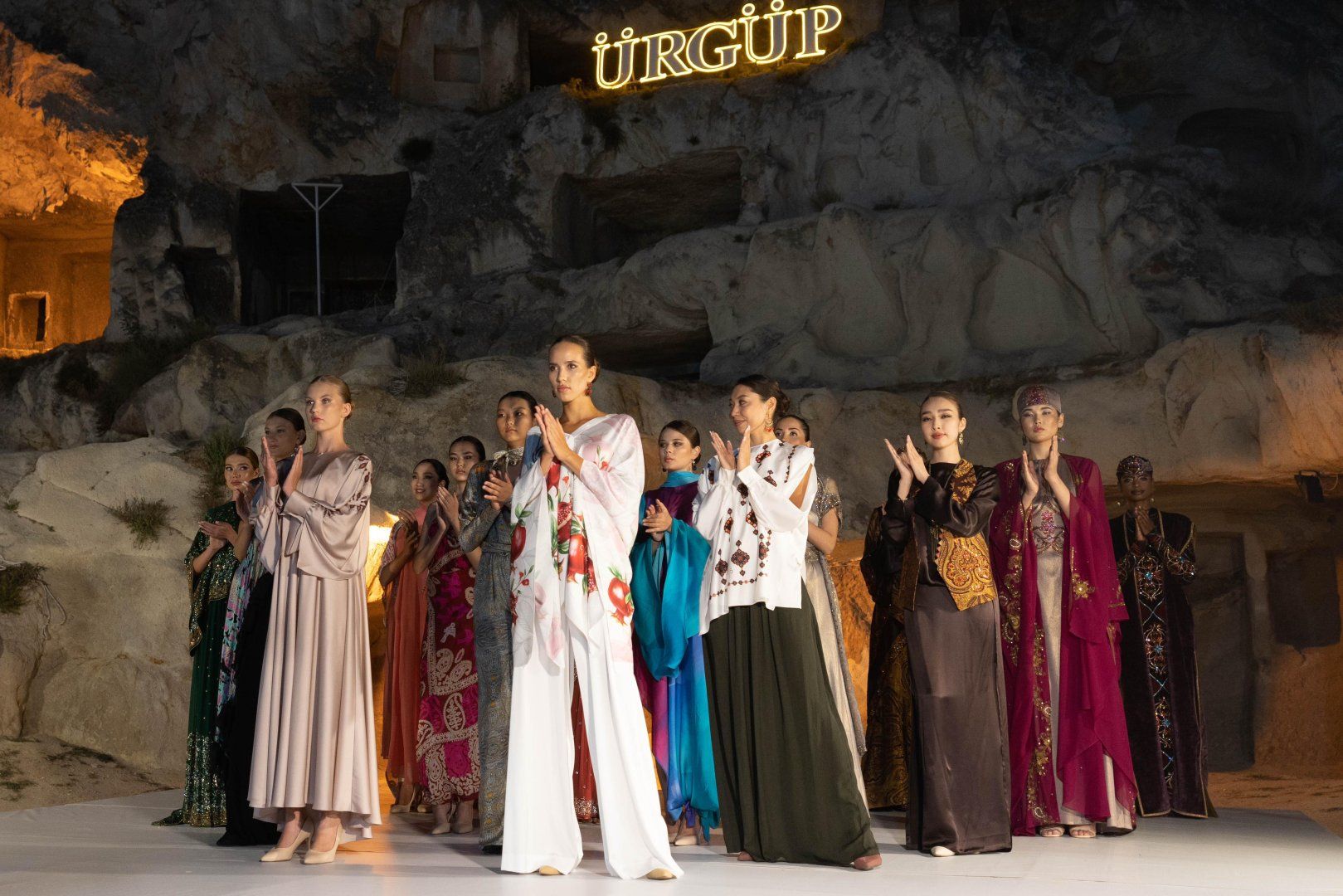 National fashion designer demonstrates her collection in Turkiye [PHOTOS/VIDEO]