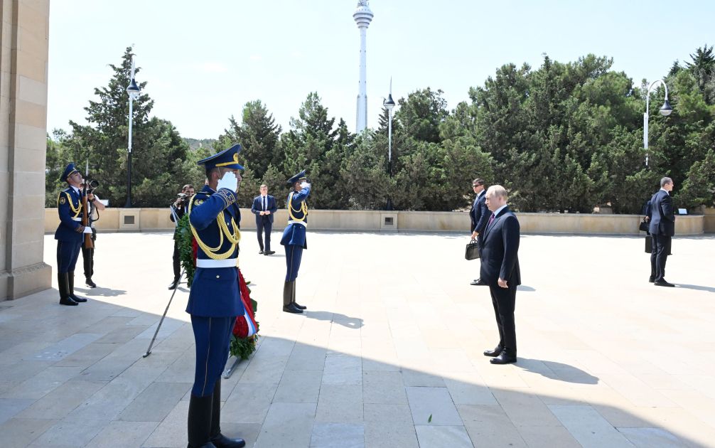 Russian President Vladimir Putin pays tribute to Azerbaijani martyrs [PHOTOS/VIDEO]