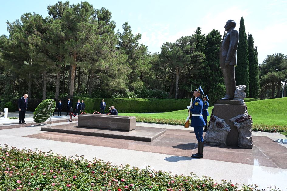 President of Russia Vladimir Putin visits grave of National Leader Heydar Aliyev [PHOTOS/VIDEO]