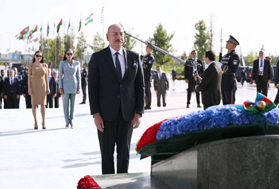 President Ilham Aliyev, First Lady Mehriban Aliyeva, and their daughter Leyla Aliyeva visited Independence Monument in Tashkent [PHOTOS]