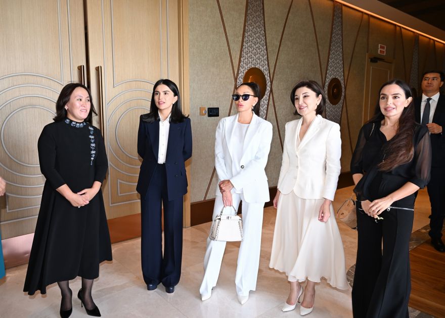 First ladies of Azerbaijan and Uzbekistan, along with their daughters, visit exhibition in Tashkent [PHOTOS/VIDEO]