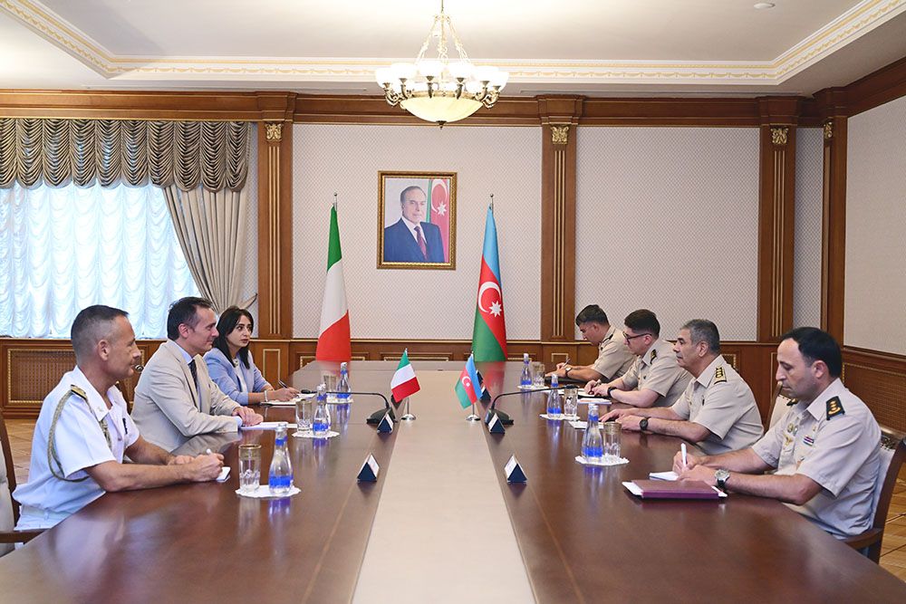 Defense Minister meets with Ambassador of Italy to Azerbaijan [PHOTOS]