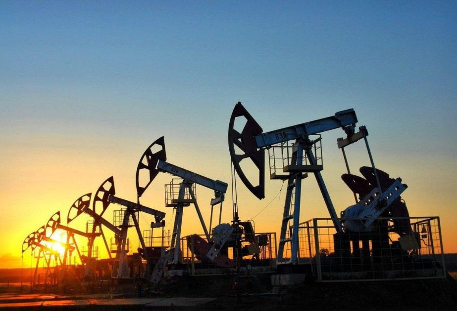 Azerbaijani oil price drops marginally