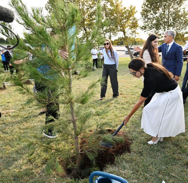 Tree-planting campaign held in “Ganjlik” park in Baku [PHOTOS]