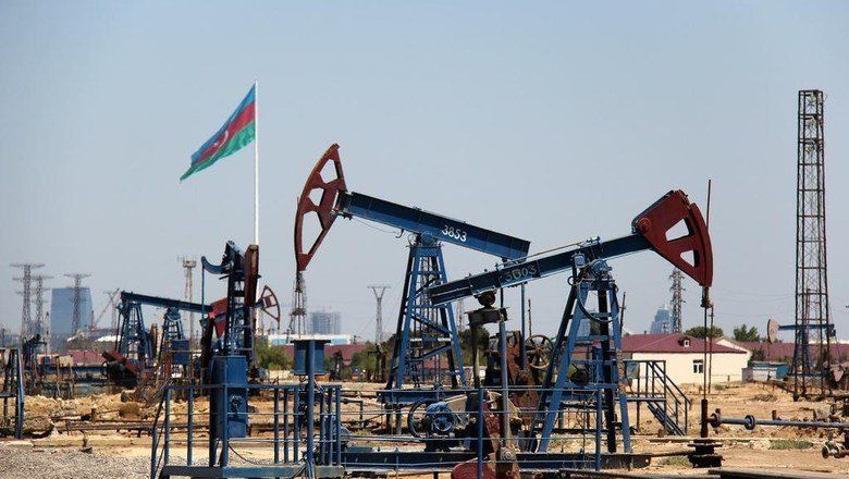 Price of Azerbaijani oil slightly drops