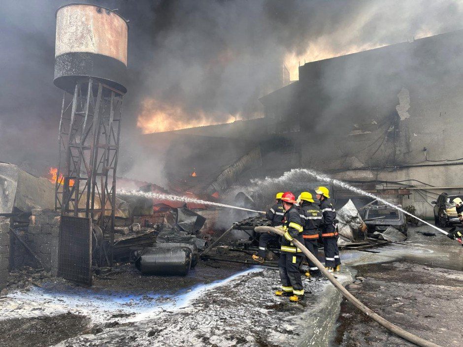 Azerbaijan's Ministry of Emergency Situations contains fire in paint shop in Baku [PHOTO/VIDEO]