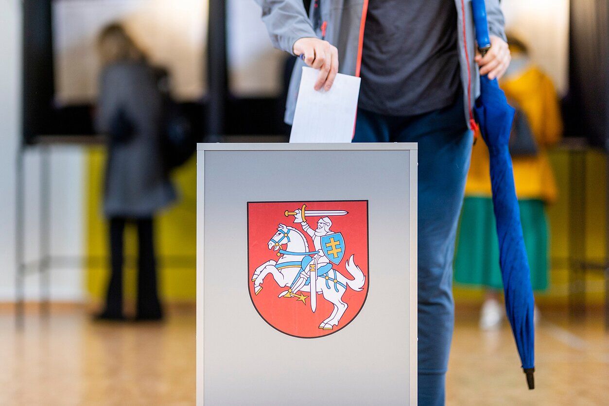 Social Democrats lead in early results as Lithuania heads to polls