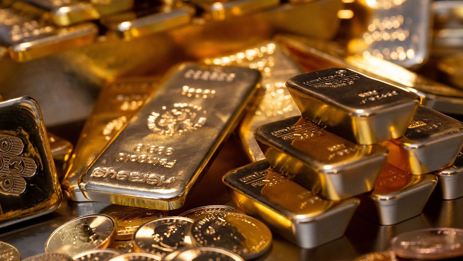 Gold prices reach record highs globally