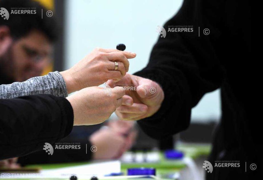 Polls open in first round of Romanian presidential election