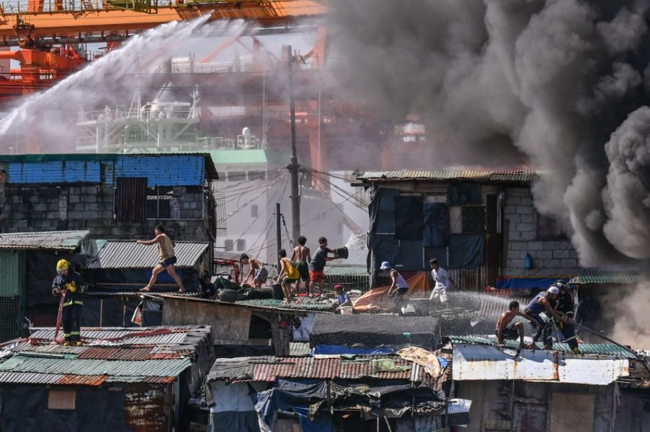 1,000 houses burns as fire rips through slum area in Philippine capital [PHOTOS]