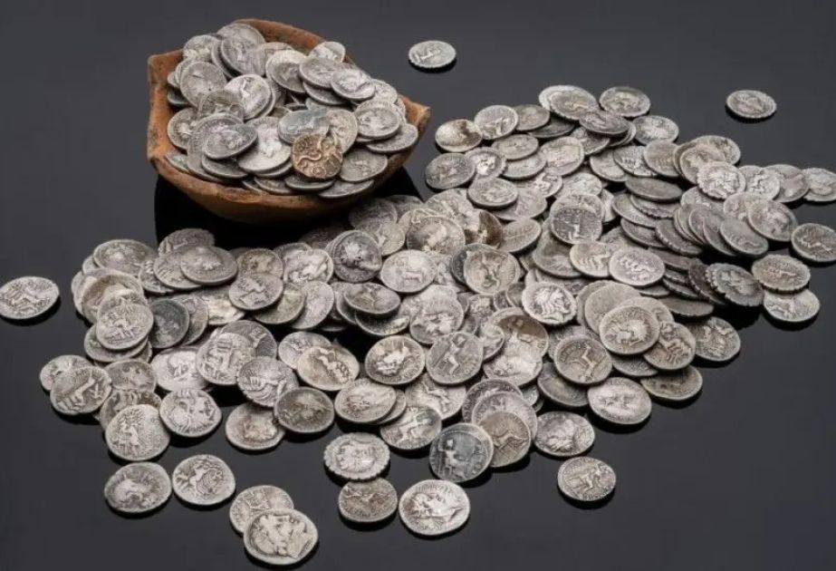 Roman treasure worth 100,000 pounds  discoveres during construction in England