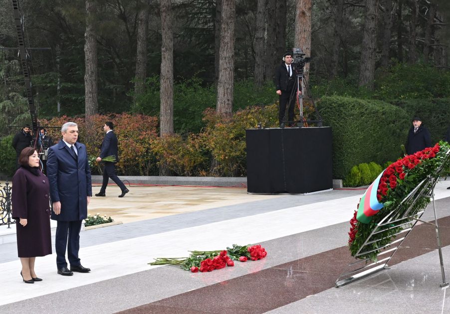 Azerbaijan's state and government officials pay respect to National Leader Heydar Aliyev