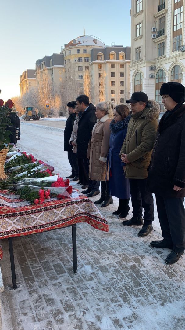 Kazakh people pay respect to plane crash victims by laying flowers at Azerbaijani embassy in Astana [PHOTOS]