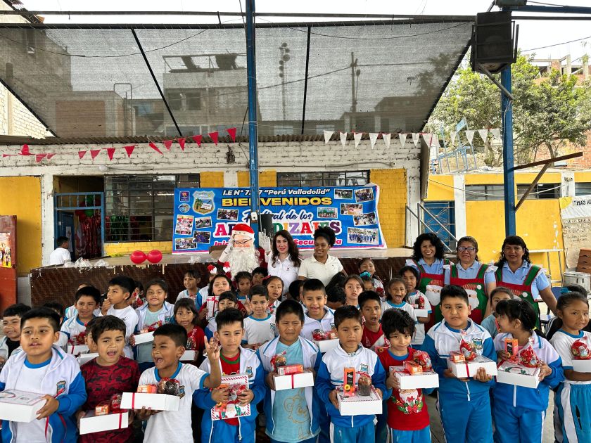 Azerbaijan embassy in Peru brings holiday joy to children [PHOTOS]