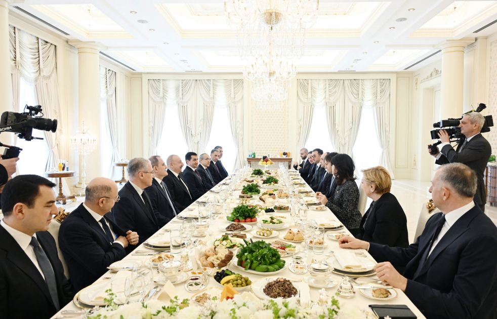 President Ilham Aliyev holds expanded meeting over lunch with Georgian Prime Minister [PHOTO/VIDEO]