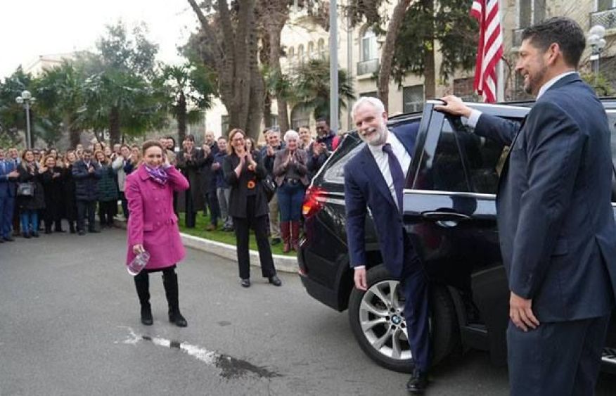 Outgoing US ambassador seen off in Azerbaijani tradition