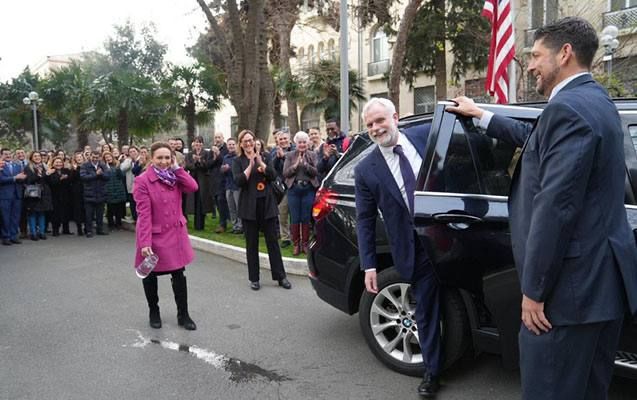 Outgoing US ambassador seen off in Azerbaijani tradition