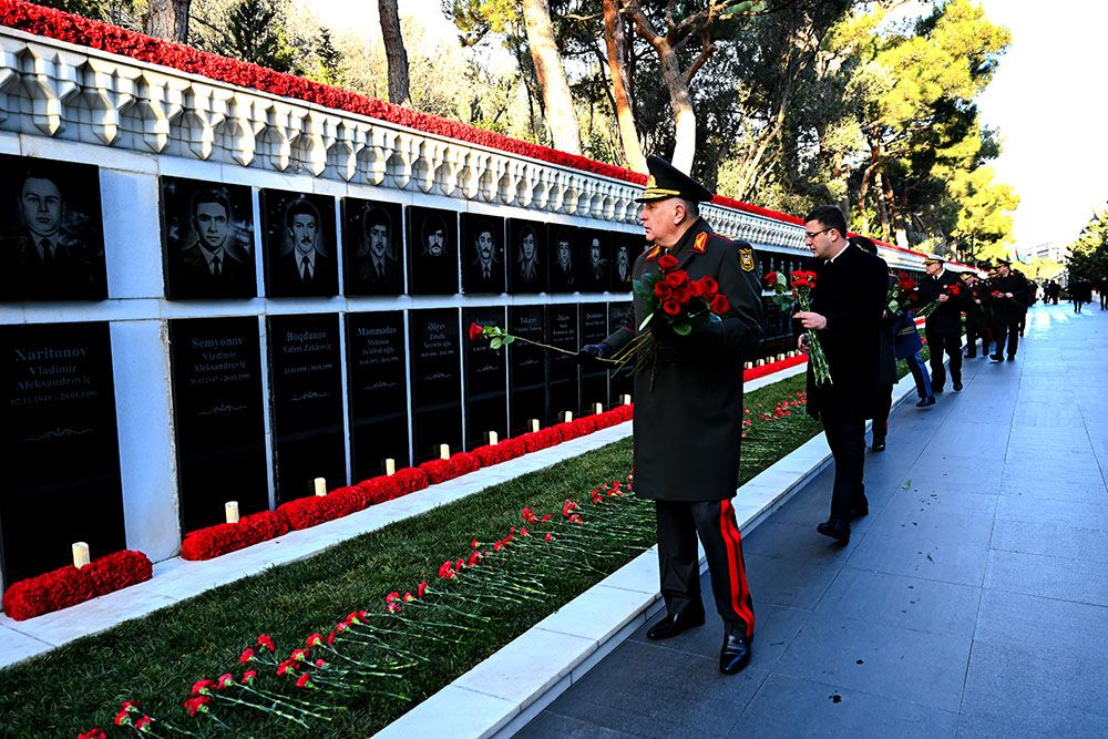 Azerbaijan's MoD leadership visits Alley of Martyrs [PHOTOS/VIDEO]