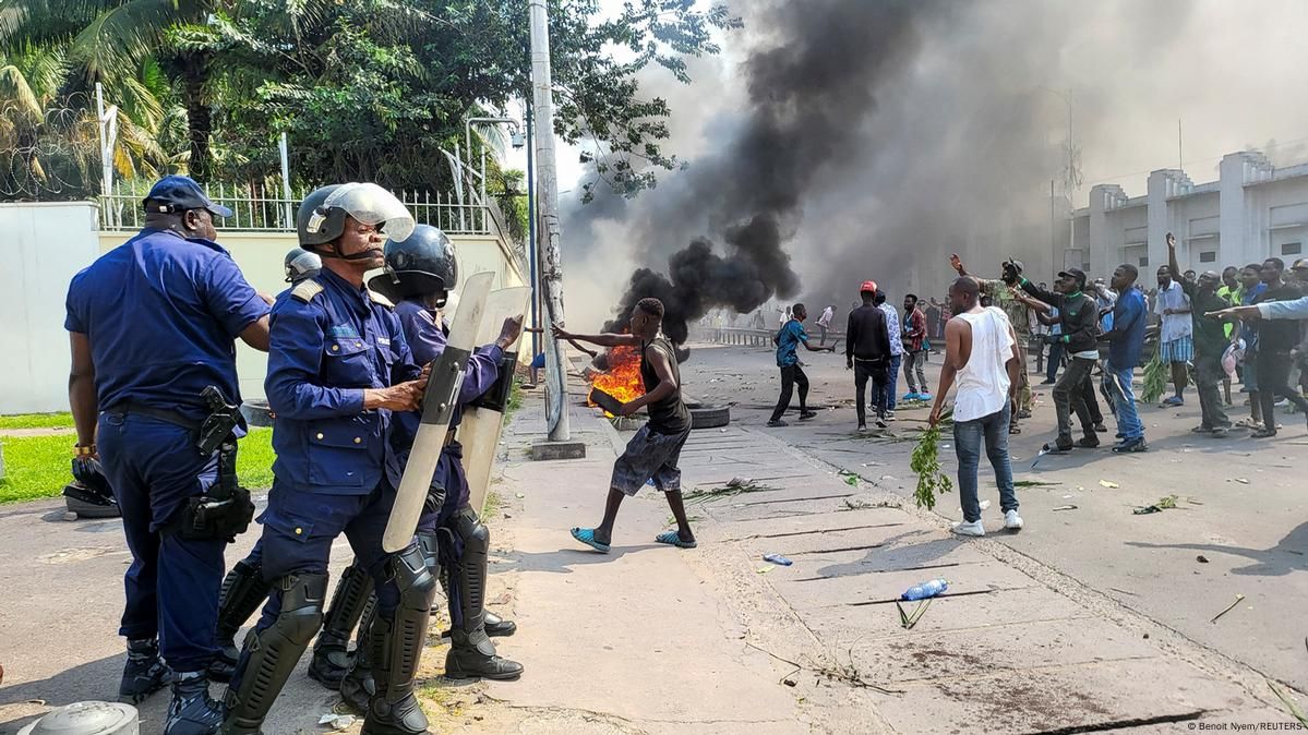 Protesters burn down embassies in DR Congo's Kinshasa amid escalating crisis [VIDEO]