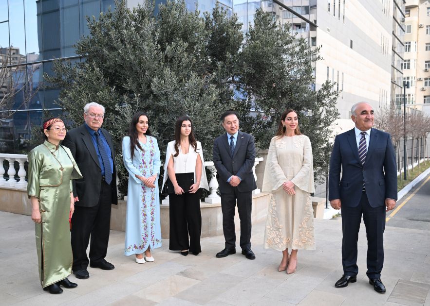 Leyla Aliyeva and Arzu Aliyeva meet with students receiving distance Chinese language education at UNEC [PHOTOS]